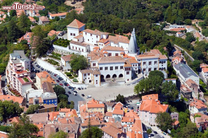 Immagine Una veduta aerea della città di Sintra (Portogallo), una delle più importanti destinazioni turistiche del paese - foto © cristovao / Shutterstock.com