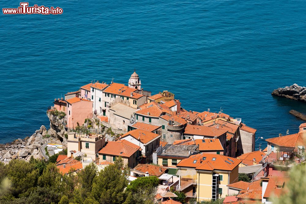 Immagine Veduta aerea di Tellaro, La Spezia, Italia. Questa frazione del Comune di Lerici è una delle borgate marinare che ogni anno partecipano al Palio del Golfo, sfida remiera che si svolge la prima domenica di agosto.