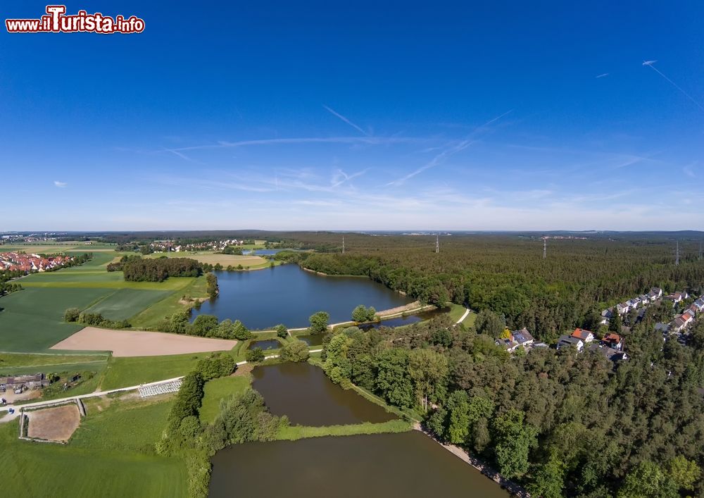 Immagine Veduta aerea di un piccolo lago nel distretto di Buechenbach a Erlangen, Germania. Nota in bavarese con il nome di Erlanga, questa cittadina a 280 metri sul livello del mare ha una superficie di poco meno di 77 chilometri quadrati.