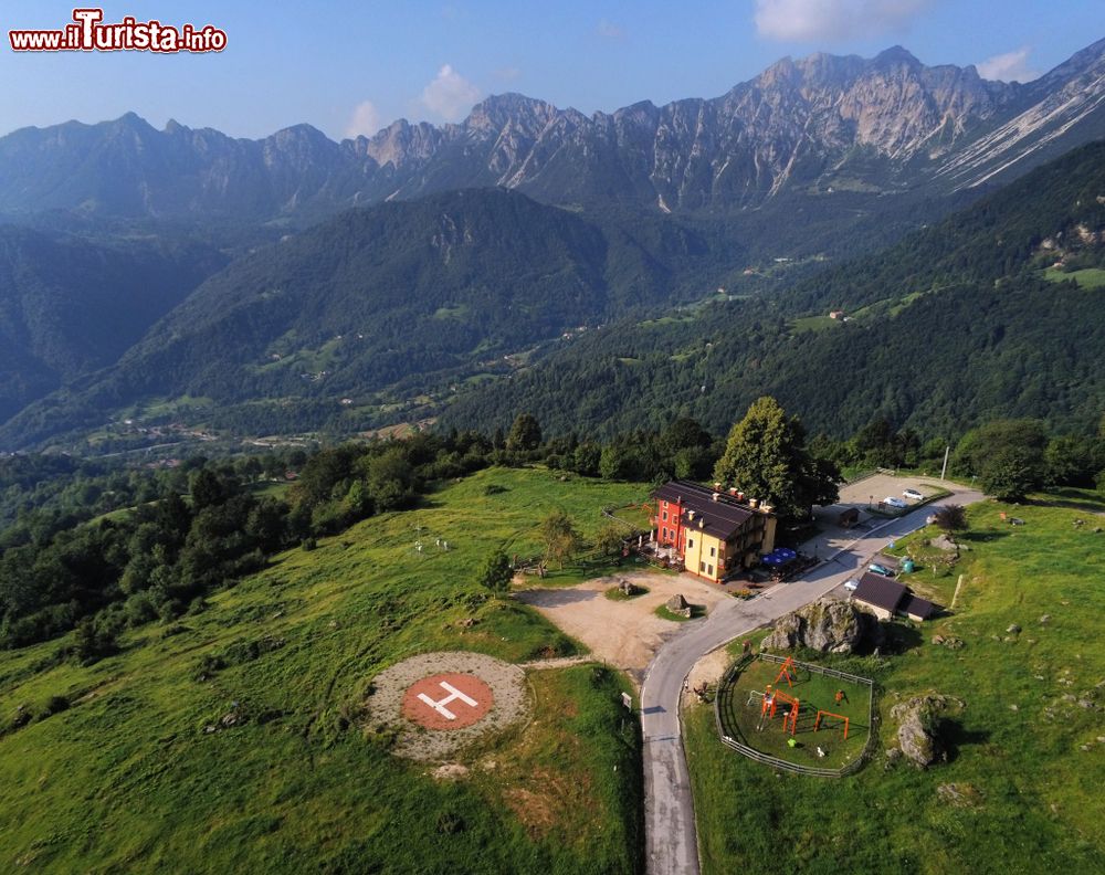 Immagine Veduta aerea di una baita nei pressi della cittadina di Recoaro Terme, Veneto.