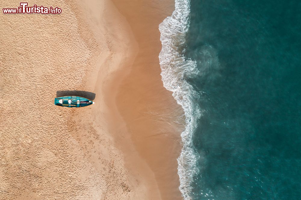 Immagine Veduta aerea di una spiaggia a Cape May, New Jersey, con una barca di salvataggio (USA).