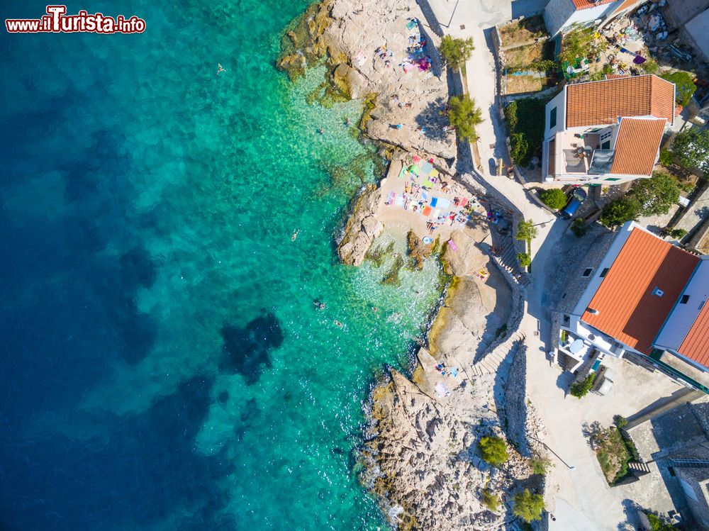 Immagine Veduta aerea di una spiaggia di Primosten, popolare destinazione estiva per le vacanze.