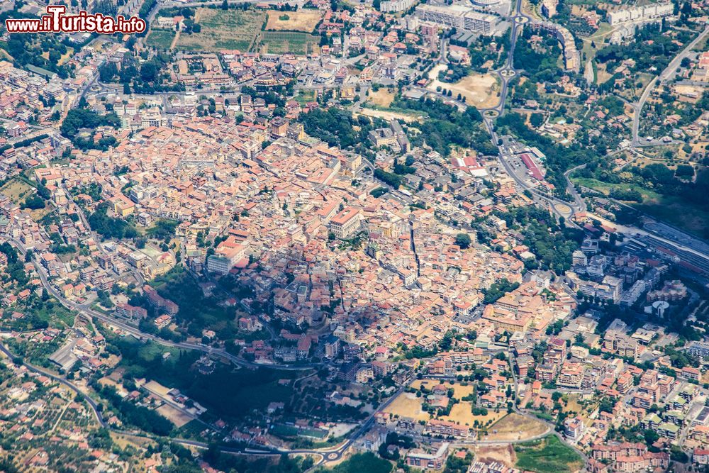 Immagine Veduta aerea di Velletri uno dei sobborghi di Roma, tra i Castelli Romani - © Quisquilia / Shutterstock.com
