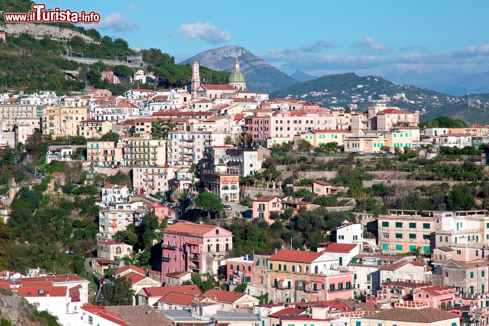 Immagine Veduta aerea di Vietri sul Mare, Campania, Italia. I tetti dei palazzi della città e, sullo sfondo, la parrocchiale di San Giovanni Battista costruita nel XVII° secolo in stile tardorinascimentale napoletano. 