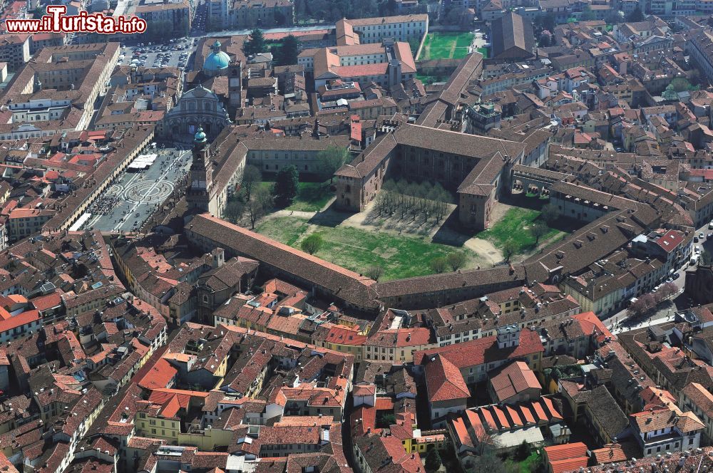 Immagine Veduta aerea del centro di Vigevano, con Piazza Ducale e a fianco il grande Castello Sforzesco