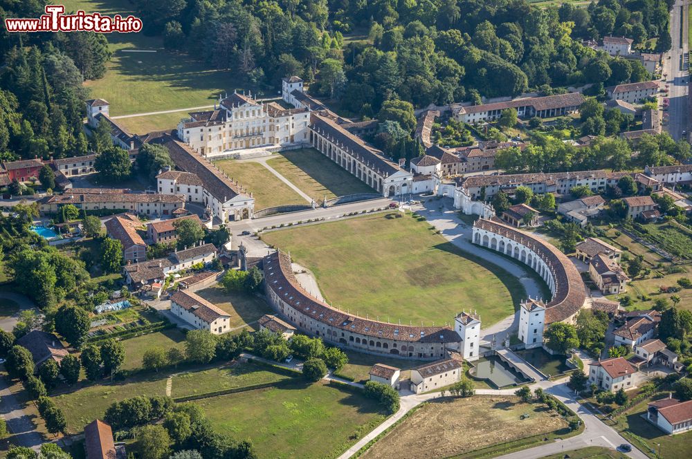 Immagine Veduta aerea di Villa Manin di Passariano, nei dintorni di  Codroipo in Friuli Venezia Giulia