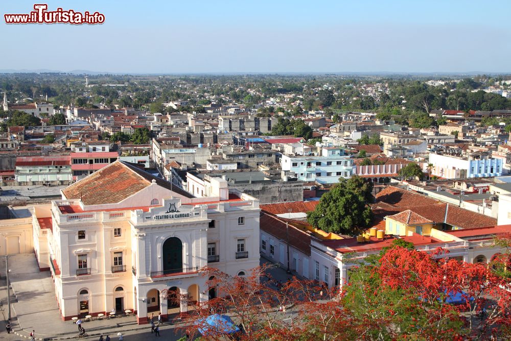 Immagine Veduta aerea di Santa Clara (Cuba). In primo piano il Teatro La Caridad, che si affaccia sulla piaza principale - foto © Shutterstock.com