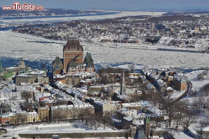 Immagine Veduta aerea di Ville de Quebec d'inverno: al centro della foto l'imponente Château Frontenac alle sue spalle il fiume San Lorenzo quasi completamente ghiacciato. La foto è stata scattata dal 31° piano del grattacielo Marie-Guyart.
