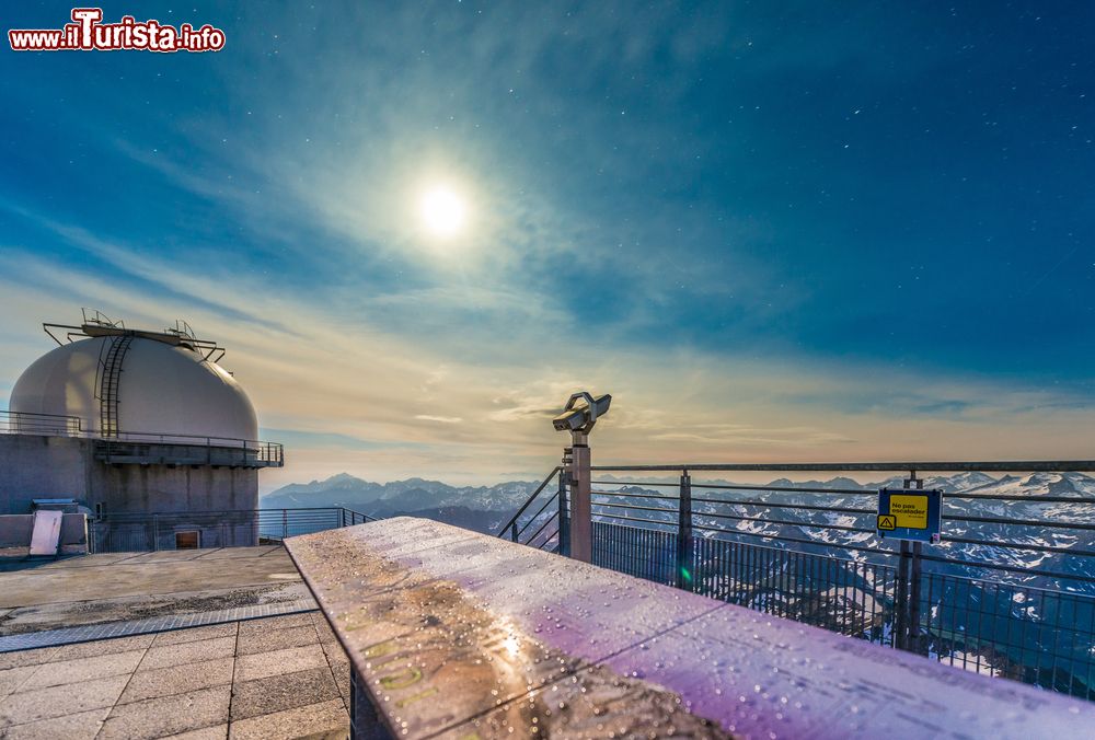 Immagine Veduta al calar del sole dal Pic du Midi de Bigorre con le montagne dei Pirenei sullo sfondo (Francia).
