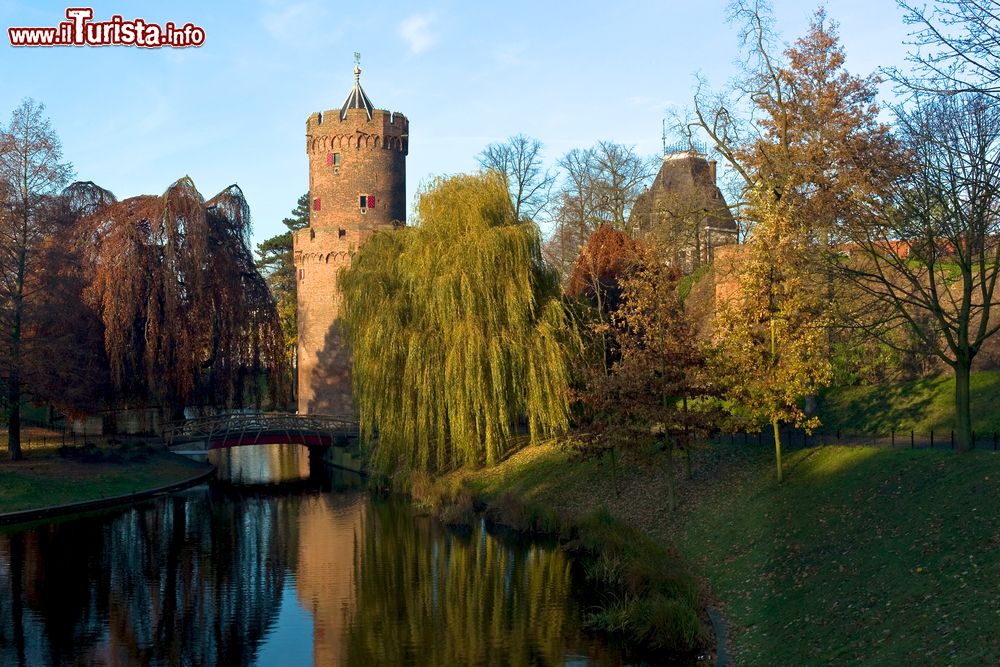 Immagine Veduta al calar del sole del parco Kronenburger a Nijmegen, Olanda. Si trova vicino alla stazione ferroviaria centrale.