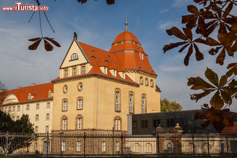 Immagine Veduta al calar del sole di un moderno castello nella città sassone di Pirna in Germania.