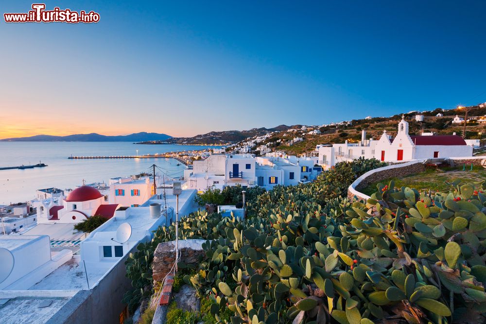 Immagine Veduta al crepuscolo della città di Mykonos e dell'isola di Tino sullo sfondo, Grecia.