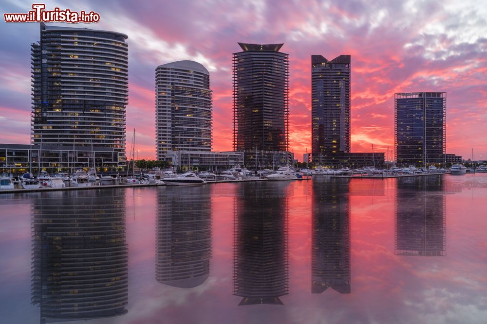 Immagine Veduta al tramonto di moderni appartamenti di lusso e della marina di Melbourne, Australia.