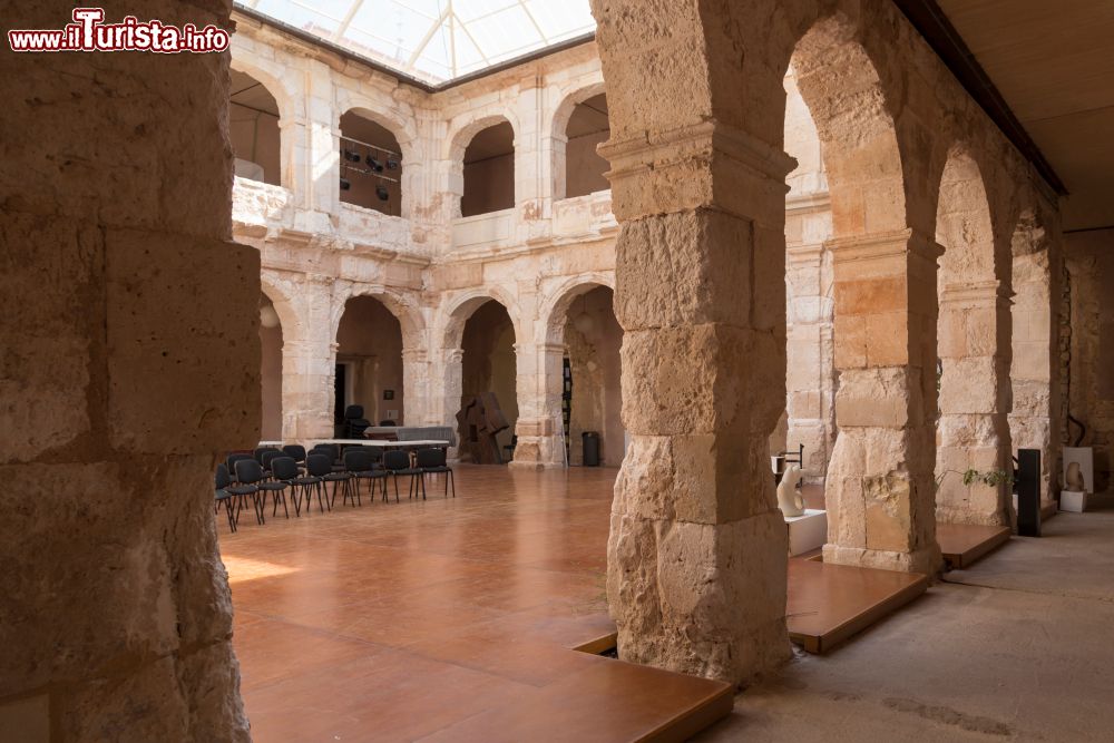 Immagine Veduta all'interno del cortile del Palazzo dei Duchi a Medinaceli, Soria, Spagna. Edificato nel XVII° secolo e rimaneggiato in quello successivo, l'edificio ospita pregevoli mosaici romani.