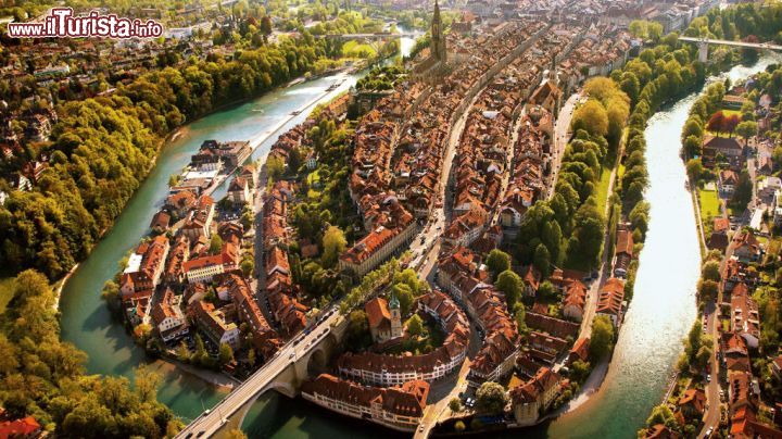 Immagine Veduta area della città di Berna, la Capitale della Svizzera sul fiume Aare.