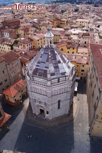Immagine Veduta area del Battistero di Pistoia - © sansa55 / Shutterstock.com