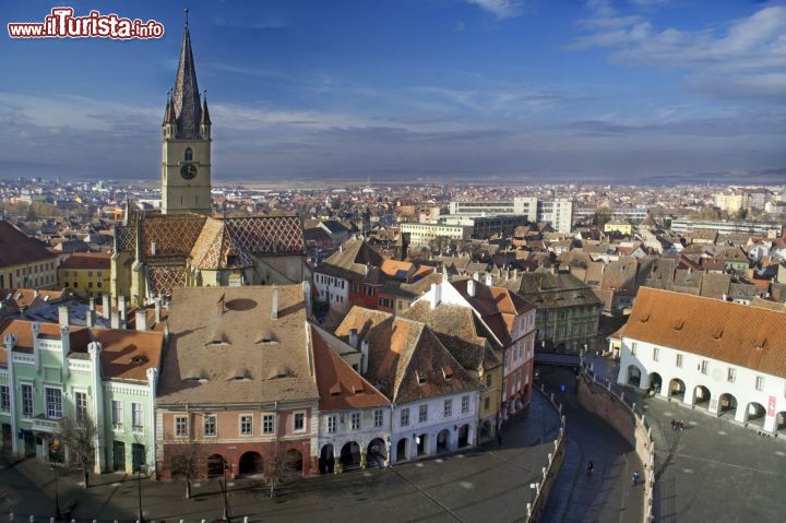 Immagine Panorama del centro medievale di Sibiu, Romania - Una bella immagine del centro di Sibiu, importante città situata nella regione storica della Transilvania © CCat82 / Shutterstock.com