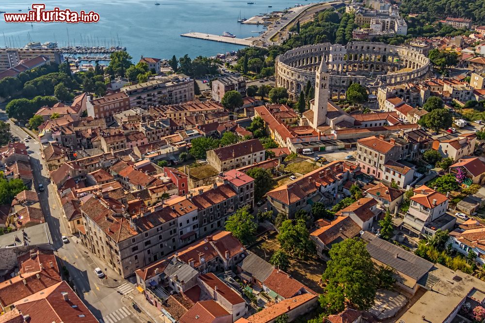 Immagine Veduta area del centro storico di Pula (Pola) in Croazia, dichiarato Patrimonio dell'Umanità dall'UNESCO. 