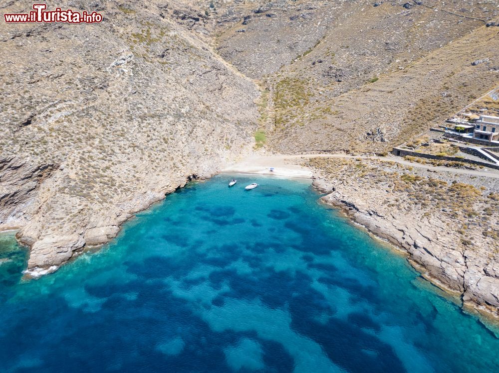 Immagine Veduta area di un tratto di costa selvaggia sull'isola di Kea (Tzia), Grecia. A lambire il litorale di questa terra delle Cicladi è un mare limpido e blu cristallino.