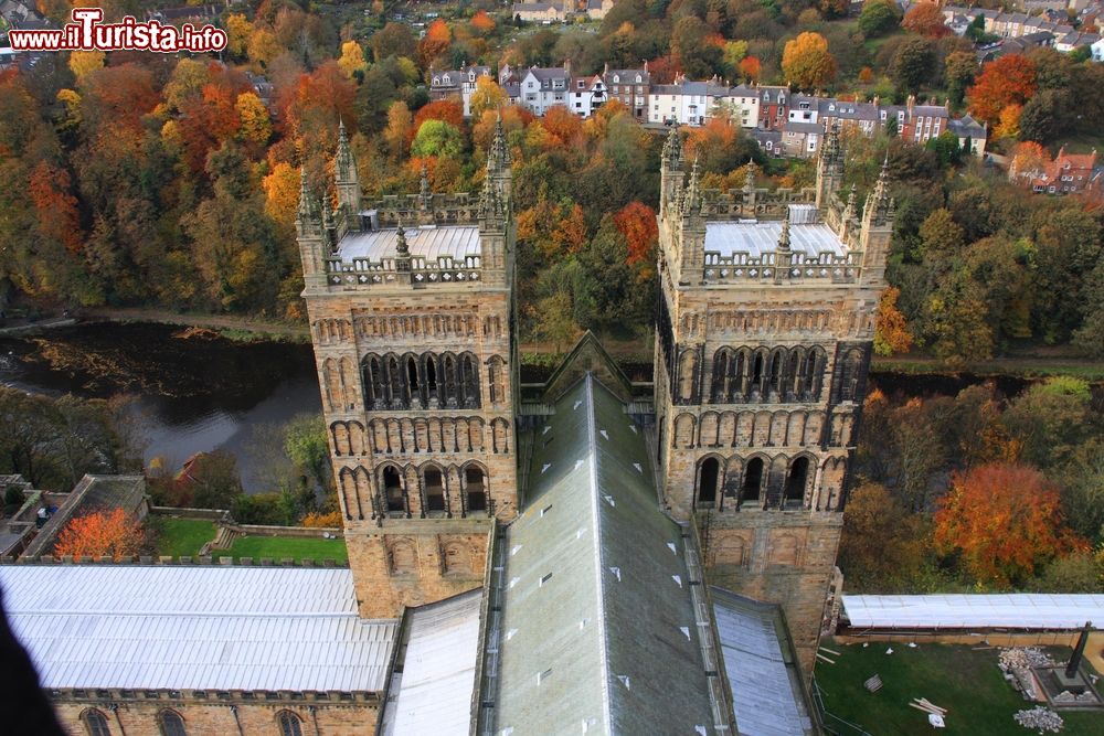 Immagine Veduta attorno alla cattedrale di Durham dalla sua torre principale, Inghilterra. Il foliage autunnale rende questo panorama ancora più suggestivo.