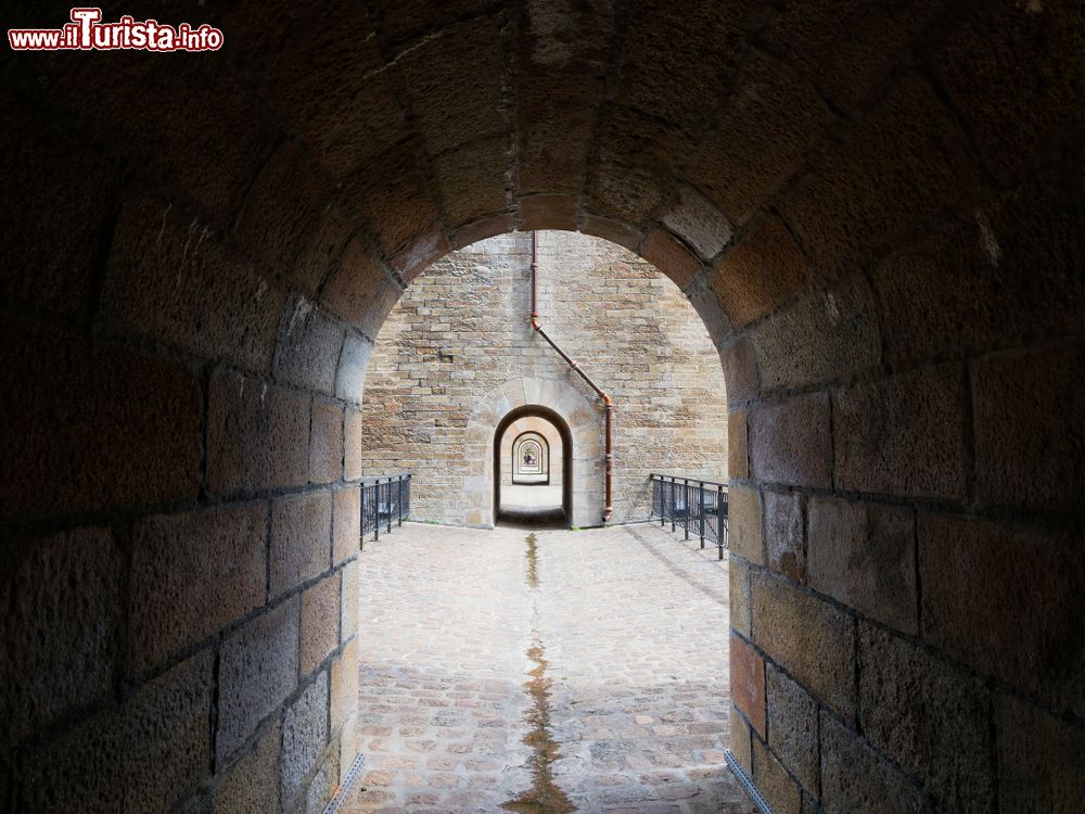 Immagine Veduta attraverso un arco in cima al viadotto di Morlaix, Francia. Costruito durante l'Ottocento, questo viadotto lungo 285 metri e con 14 arcate è un capolavoro di ingegneria.