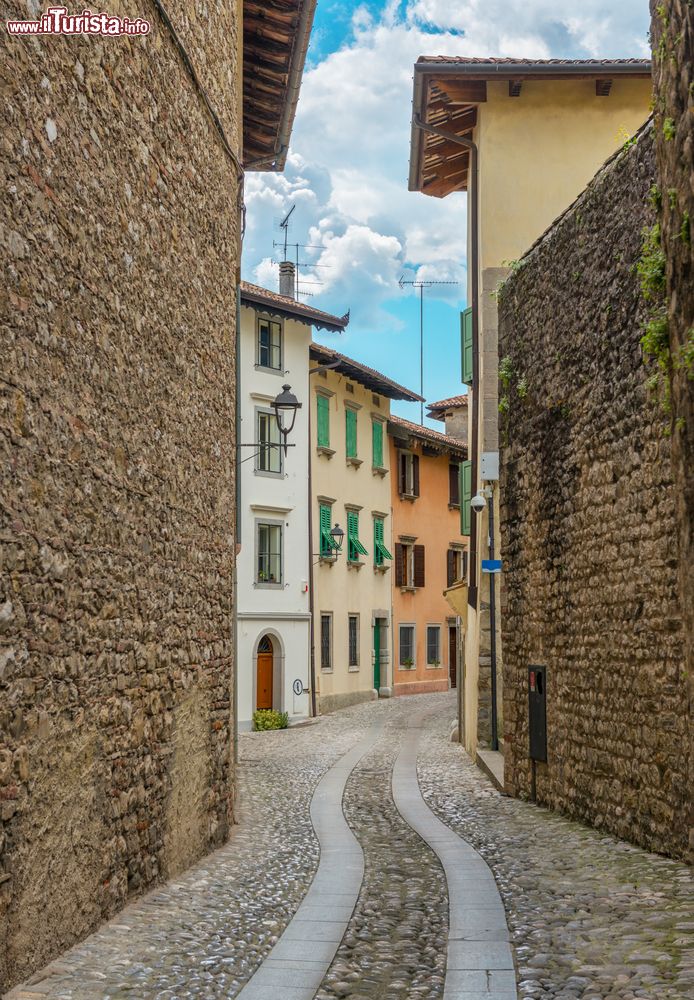 Immagine Veduta attraverso una stradina medievale a Cividale del Friuli, Udine, Italia. Fondata da Giulio Cesare, questa città conserva importanti testimonianze longobarde.