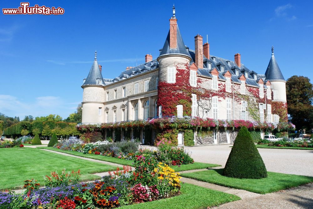 Immagine Veduta autunnale del castello di Rambouillet, Francia, con i suoi splendidi giardini alla francese e all'inglese.