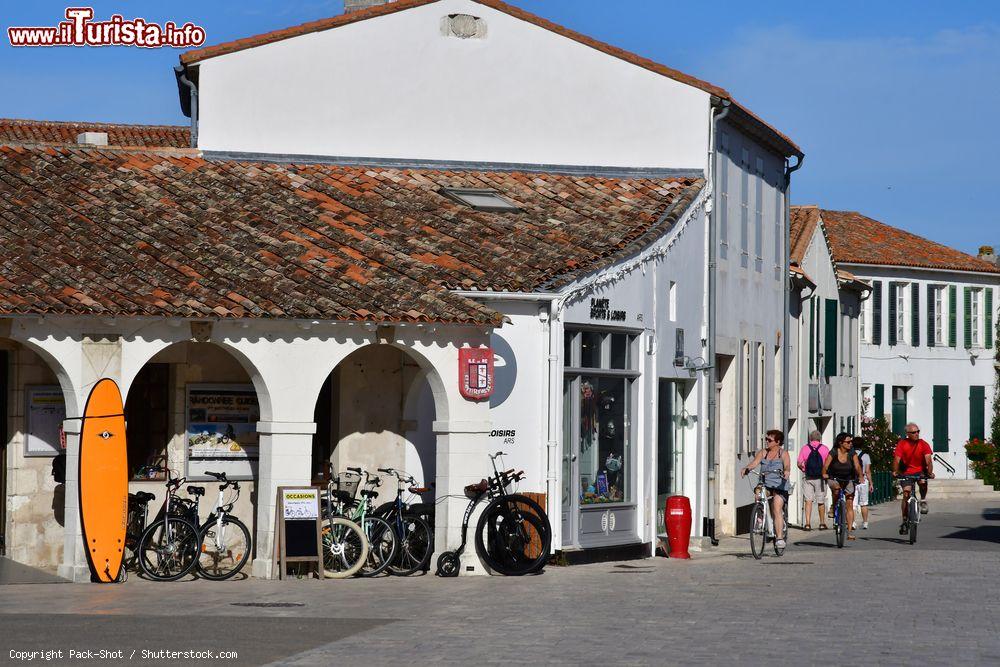 Immagine Una veduta autunnale del villaggio di Ars-en-Ré, Francia. Passeggiare a piedi o in bicicletta fra le vie del centro storico è il modo migliore per scoprirne gli angoli più autentici - © Pack-Shot / Shutterstock.com