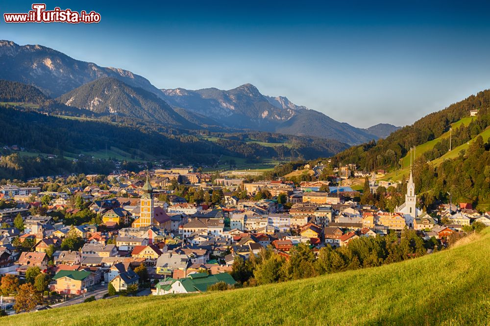 Immagine Veduta autunnale della cittadina di Schladming nel tardo pomeriggio (Austria).