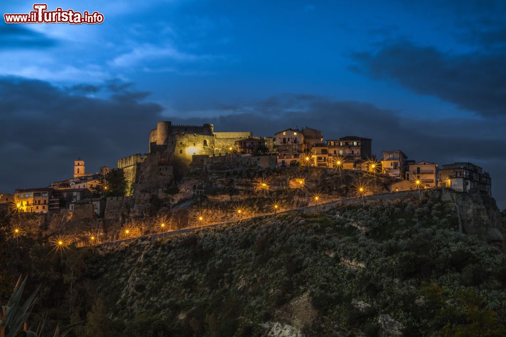 Immagine Veduta by night del borgo medievale di Santa Severina, Calabria. Questo splendido villaggio sorge su uno sperone di tufo che domina la vallata del fiume Noto.