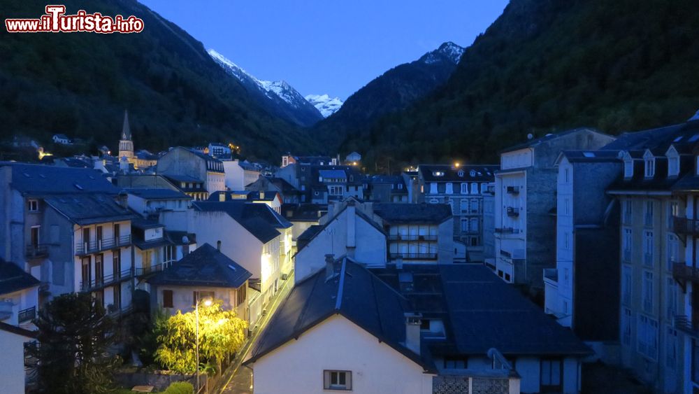 Immagine Veduta by night del centro di Cauterets con il monte Vignemale sullo sfondo, Pirenei (Francia).
