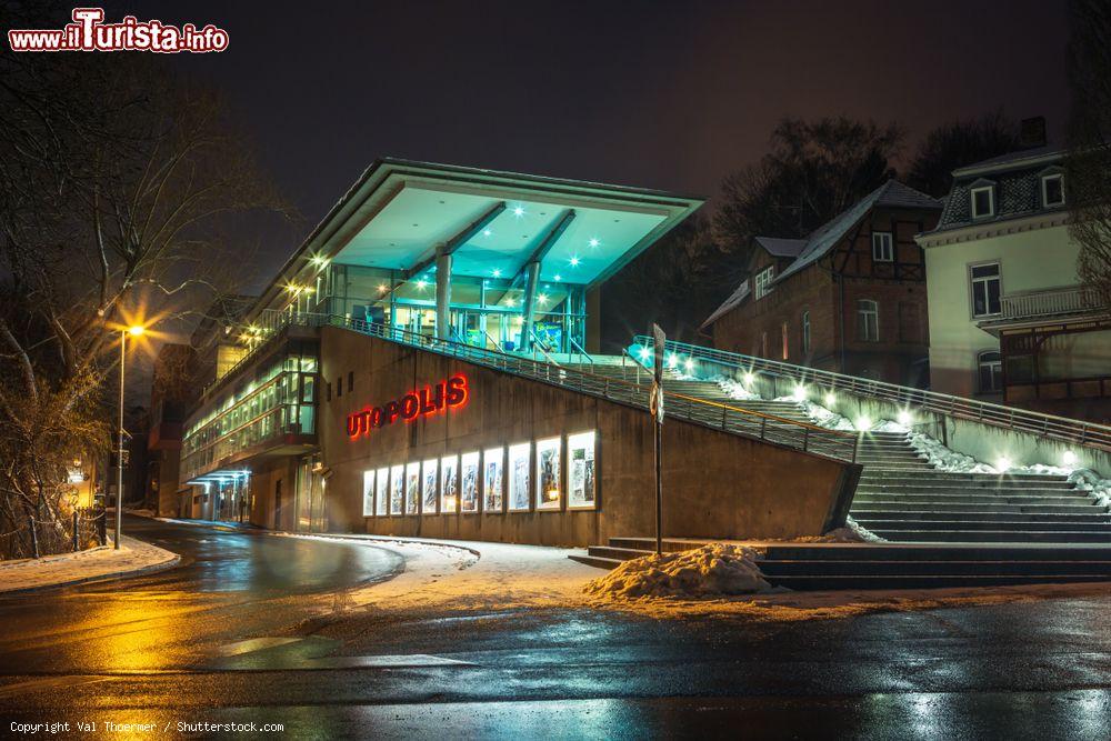 Immagine Veduta by night del cinema teatro di Coburgo in inverno con la neve, Germania - © Val Thoermer / Shutterstock.com