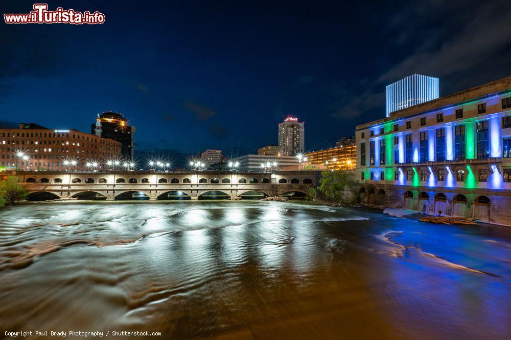 Immagine Veduta by night del Court Street Bridge in Rochester, stato di New York, sul fiume Genesee - © Paul Brady Photography / Shutterstock.com