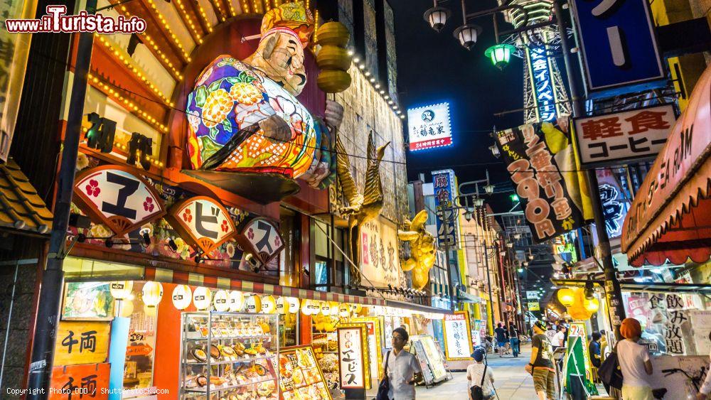 Immagine Veduta by night del distretto turistico di Dotonbori a Osaka, Giappone: famosa per la sua vita notturna, è una delle mete più popolari della città - © Photo_DDD / Shutterstock.com