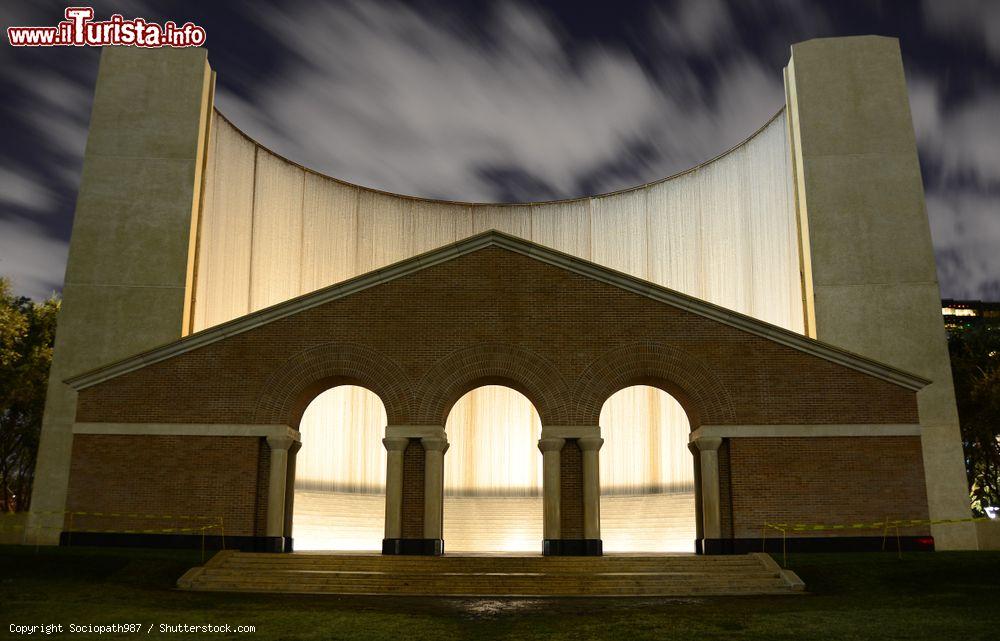 Immagine Veduta by night del Gerald D. Hines Waterwall Park di Houston, Texas. Si tratta di una fontana scultorea a più piani situata nel distretto Uptown di Houston  - © Sociopath987 / Shutterstock.com