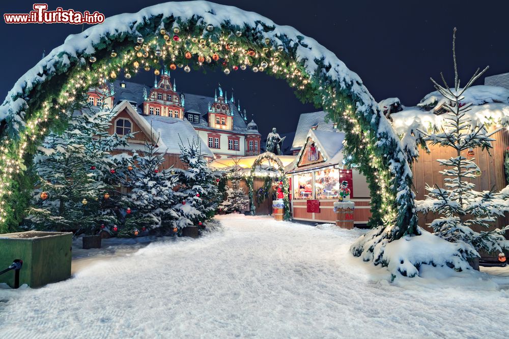 Immagine Veduta by night del mercato natalizio di Coburgo, Germania, dopo una nevicata.