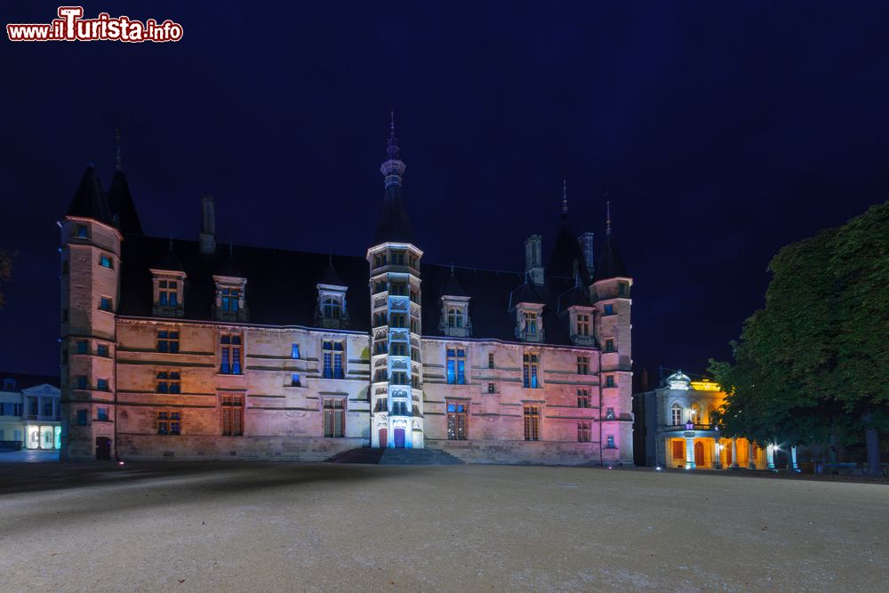 Immagine Veduta by night del Palazzo Ducale di Nevers, Francia, illuminato da luci colorate.