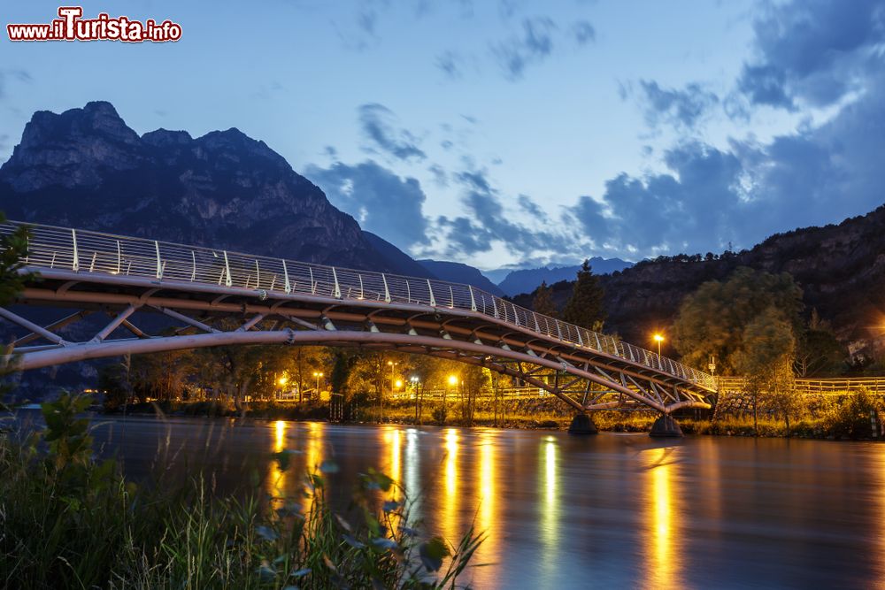 Immagine Veduta by night del ponte illuminato a Nago-Torbole, provincia di Trento.