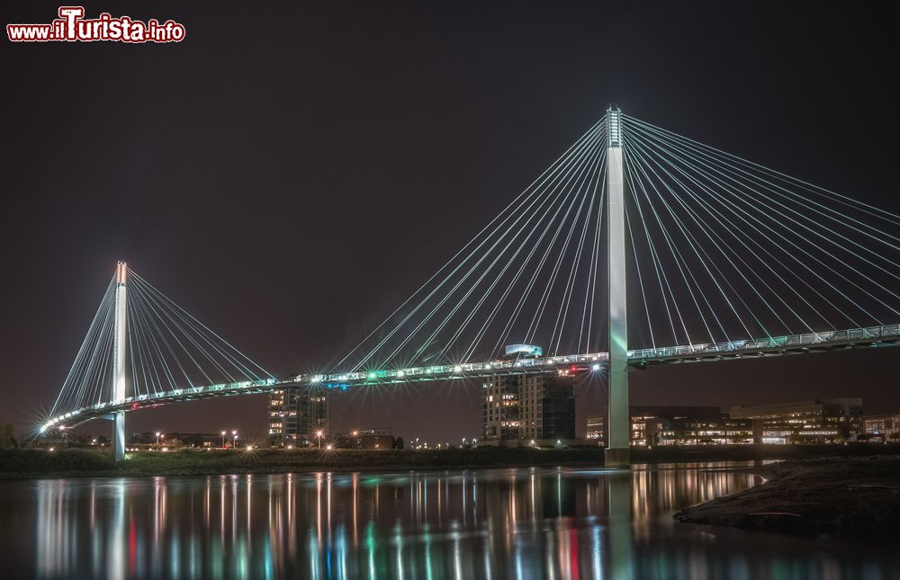 Immagine Veduta by night del ponte pedonale Bob Kerrey tra Omaha, Nebraska, e Council Bluffs, Iowa (USA)
