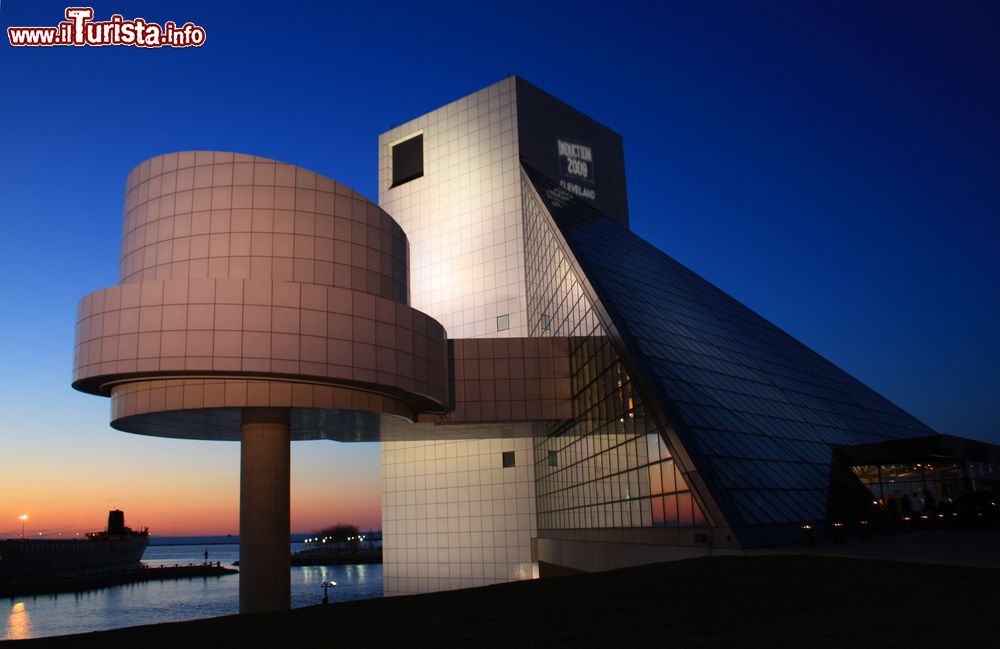 Immagine Veduta by night del Rock & Roll Hall of Fame and Museum a Cleveland, Ohio (USA): questo interessante spazio museale è dedicato ad alcuni dei più importanti artisti, produttori, ingegneri del suono e personalità che hanno influenzato l'industria musicale.