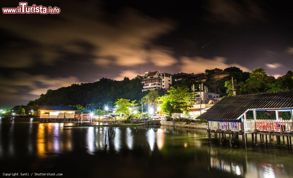 Immagine Veduta by night del Thaksin Education Institute di Koh Yao, Thailandia - © Sunti / Shutterstock.com