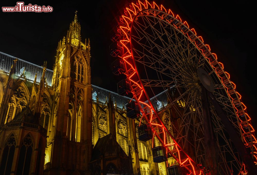 Immagine Veduta by night della cattedrale di Metz con la ruota panoramica allestita per Natale, Francia.