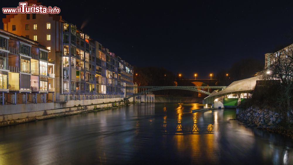 Immagine Veduta by night della città di Kempten sulle sponde del fiume Iller, Germania.