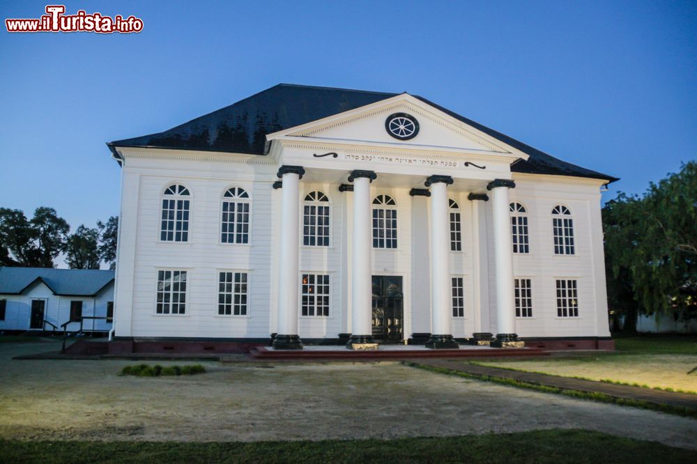 Immagine Veduta by night della Neveh Shalom Synagogue a Paramaribo, capitale del Suriname. Costruita originariamente in legno fra il 1665 e il 1671, venne poi riedificata in mattoni. Rappresenta l'unica sinagoga della comunità ashkenazita in Suriname.