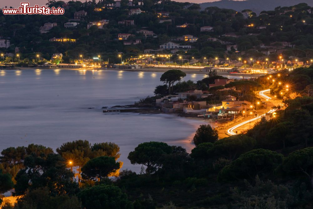 Immagine Veduta by night della spiaggia della Nartelle e di Sainte-Maxime, Francia. E' una delle località più pittoresche della Costa Azzurra: a fondarla attorno all'anno Mille furono i monaci delle isole di Lerino che costruirono un monastero dedicato proprio a Sainte-Maxime.