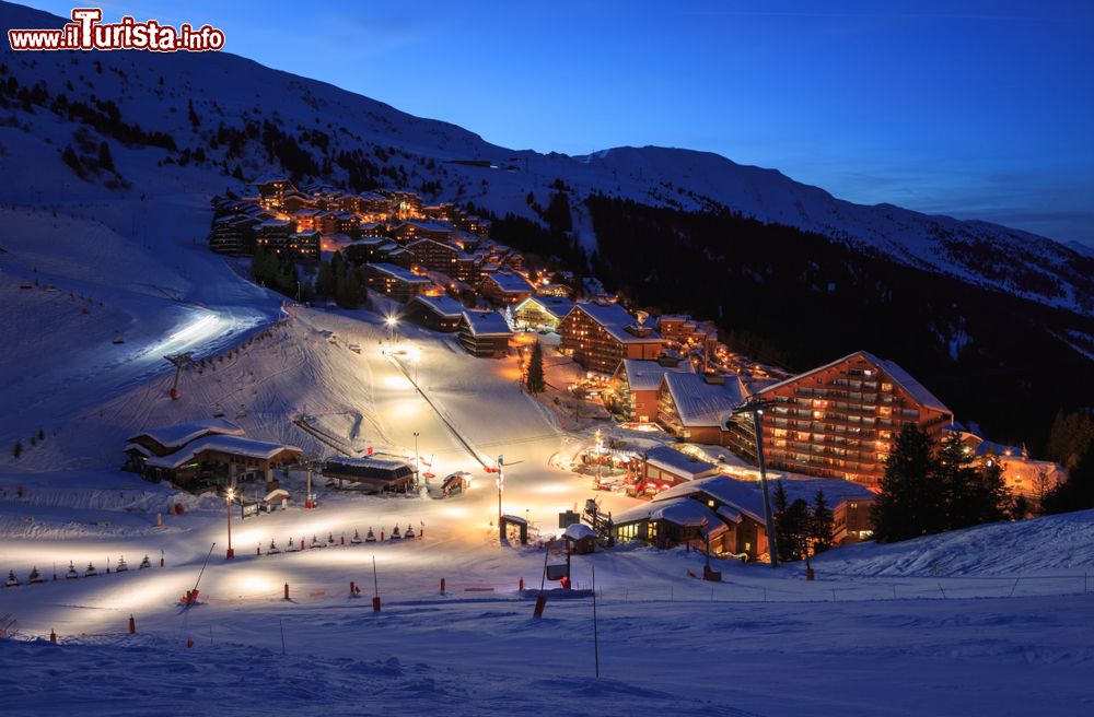 Immagine Veduta by night della stazione sciistica di Meribel - Mottaret in Savoia (Francia).