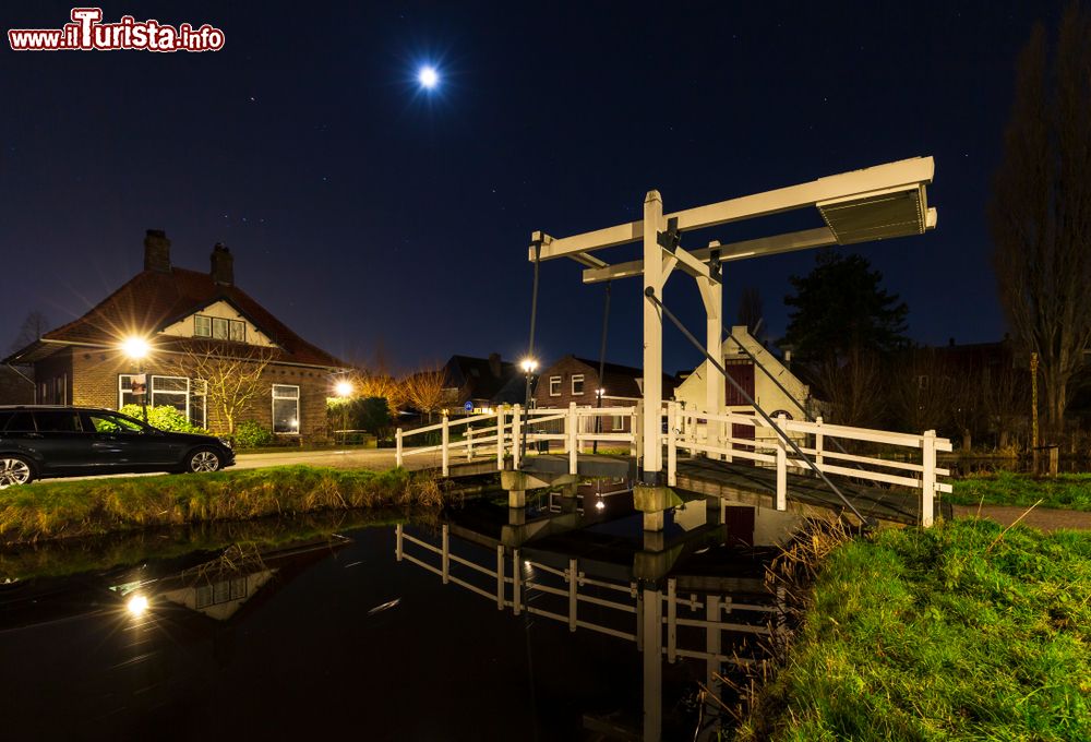 Immagine Veduta by night della vecchia città di Dorpsstraat nei pressi di Zoetermeer, Olanda.