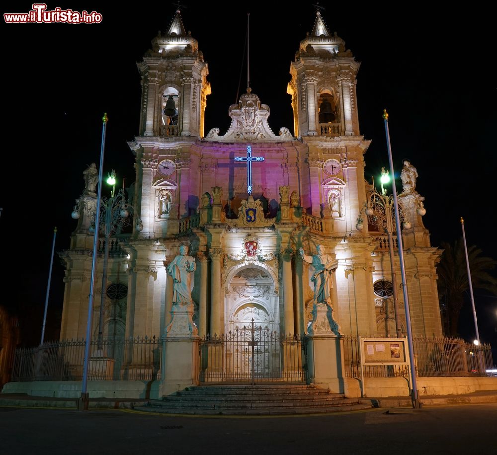 Immagine Veduta by night della Zabbar Parish Church, Malta, prima del periodo pasquale.
