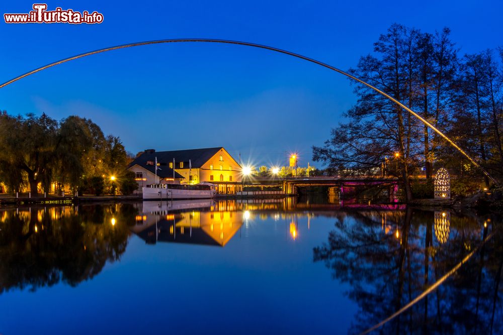 Immagine Veduta by night dello Stangan o Kinda Canal a Linkoping, Svezia. La città è situata a sud del lago di Roxen.