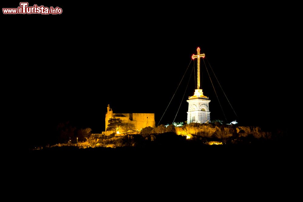Immagine Veduta by night di Is-Salib ta l-Gholja a Siggiewi, Malta, il Venerdì Santo. Situata su una collina vicina alla cappella dell'Annunciazione e al cimitero di San Teodoro, questa croce, nota come Laferla Cross, è un punto di riferimento religioso della città.